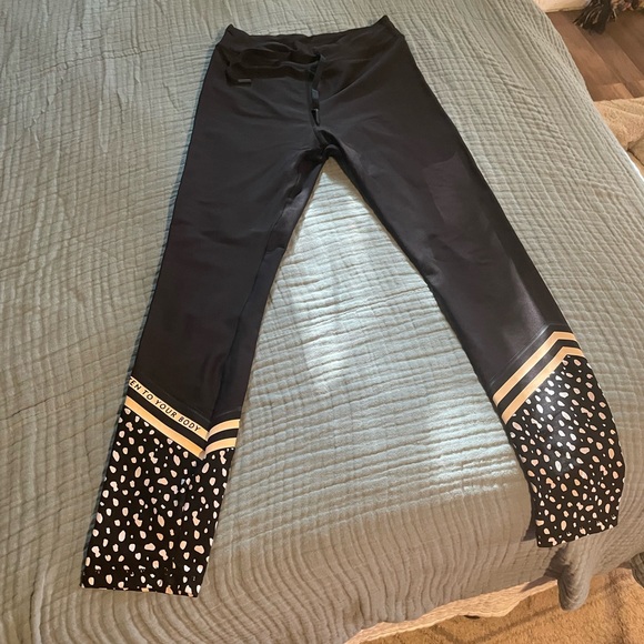 Sarah’s Day x WFA Blackout Sweet and Sassy Legging Medium - Picture 1 of 4